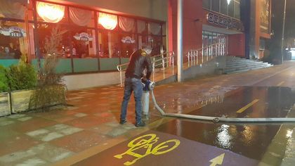 ЕКСКЛУЗИВНИ СНИМКИ и ВИДЕО: Съвестни пловдивчани удариха рамо на пожарникари в борбата с горяща сграда