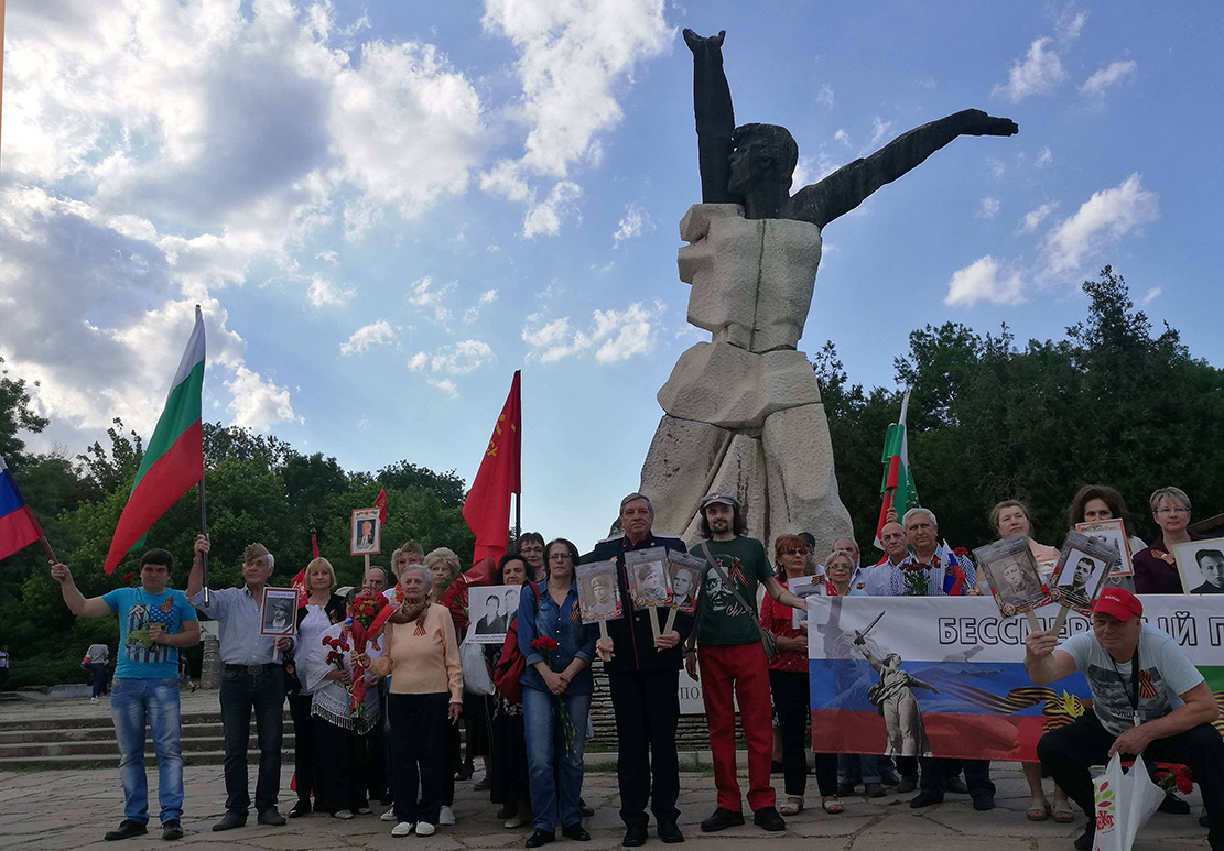 Червените с шествие за Деня на победата