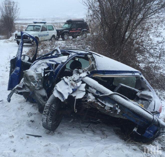 Тийнейджъри катастрофираха с краден автомобил, зарязаха го край пътя