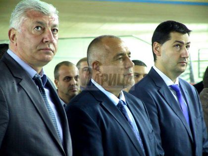 Осветиха „Колодрума” набегом, премиерът си тръгна (галерия)