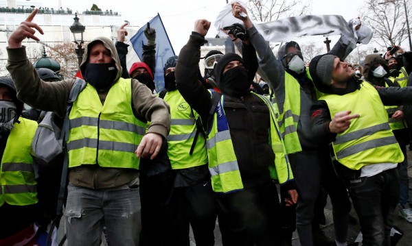 Сълзотворен газ в Париж срещу протестиращи 