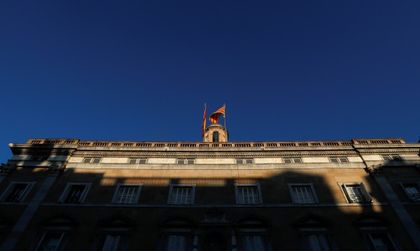 Каталунските държавни служители са на работа, след като Мадрид пое властта