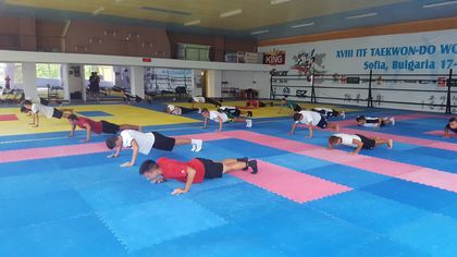 Силова тренировка за 17-ките на Локо в залата по Таекуондо