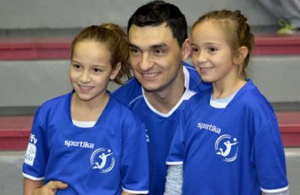 Владо Николов отваря школи във Варна и Русе