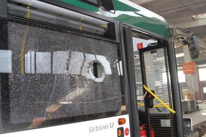 Отново строшиха стъкло на автобус в Стара Загора