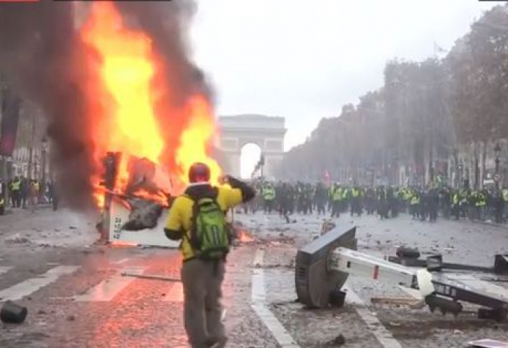 В Париж ври и кипи! "Жълтите жилетки" подпалиха Шанз Елизе, стана страшно (СНИМКИ/ВИДЕО)