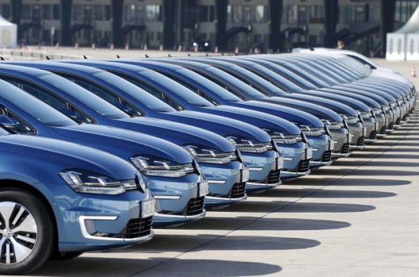 Евродепутатите постигнаха компромис за новите нива на СО2 Производителите на автомобили очакват съкращения на работници и намаляване на продажбите