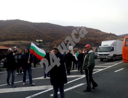 Протестиращи затвориха пътя за Гърция край Симитли