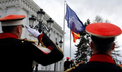 Знамето на НАТО се развя пред македонското правителство