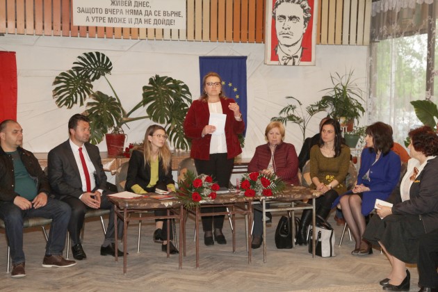 Европейски избори 2019 г.: Деница Златева и Цветелина Пенкова почетоха паметта на героите по случай 9 май