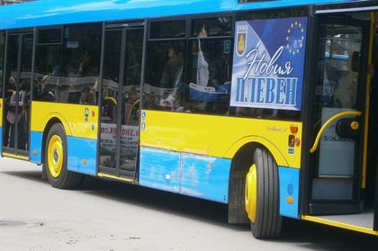 Здрав бой в тролея, плевенчанин наби шофьора и кондукторката