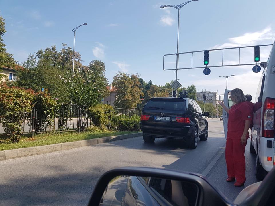 СКАНДАЛ! Пловдивчанин се нахвърлил с юмруци върху жена и мъж с инсулт в линейка! СНИМКИ