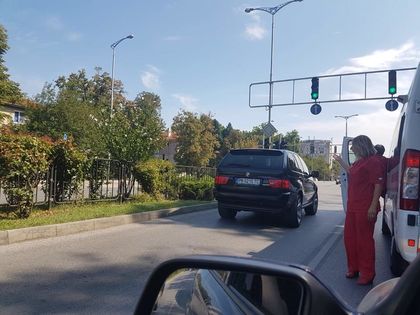 СКАНДАЛ! Пловдивчанин се нахвърлил с юмруци върху жена и мъж с инсулт в линейка! СНИМКИ