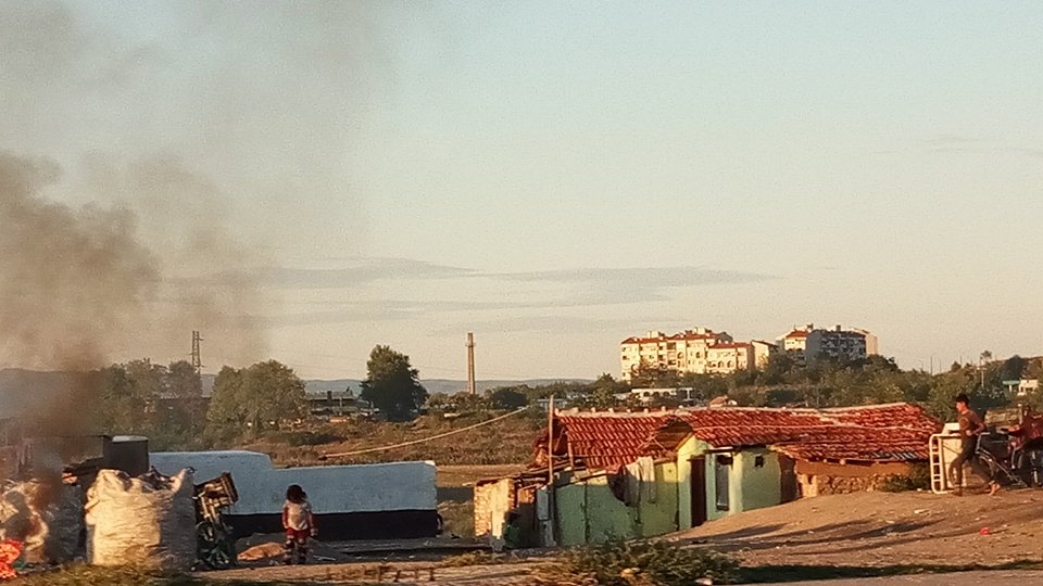 Лицето на един български град - цигания, мръсотия, течащи отходни води, горящи гуми и кърмещи майки (СНИМКИ)