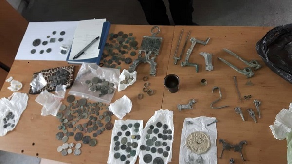 Ямбол: Окръжната прокуратура задържа за срок до 72 часа двама души, обвинени в контрабандно пренасяне на артефакти на обща стойност около 50 000 лева