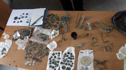 Ямбол: Окръжната прокуратура задържа за срок до 72 часа двама души, обвинени в контрабандно пренасяне на артефакти на обща стойност около 50 000 лева