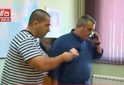 Зрелище в РЗИ-Бургас! Симеонов звъни на шефа, телевизията на Сидеров снима (ВИДЕО)