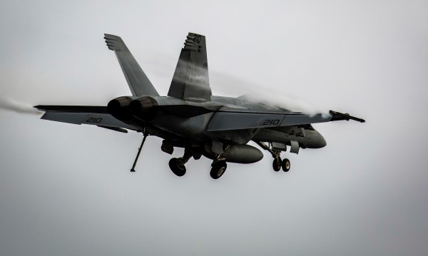 Американски F/A-18E Super Hornet се разби в пустиня