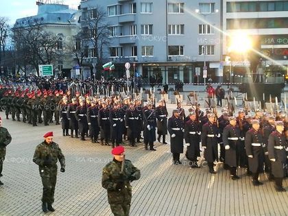 София: С мощно "Ура" бяха посрещнати знамената светини на Българската армия