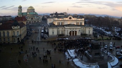 Протестиращите замерят парламента със снежни топки