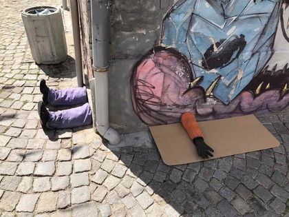 Извратено или изкуство! Стърчащи крайници от шахти и сгради карат пловдивчани да подскачат (СНИМКИ)