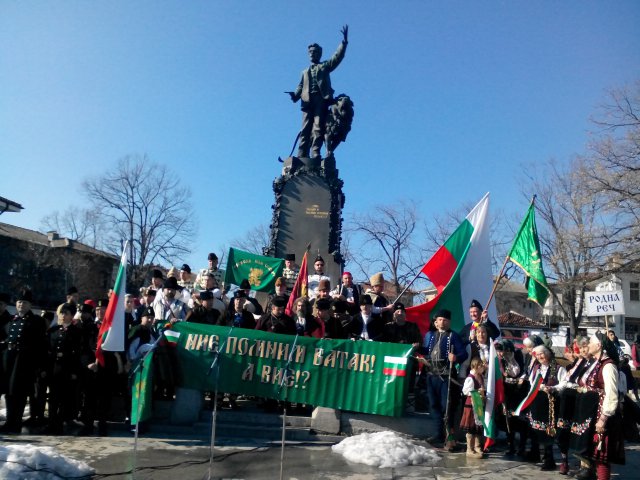 Родолюбци изпълниха площада на Карлово, не искат подмяна на историята (снимки)