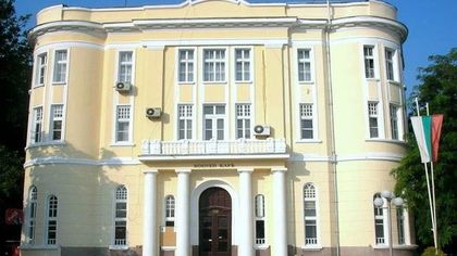 Възстановеният Военен клуб предоставя сцена за операта