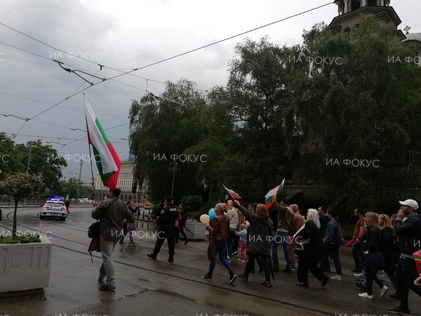 София: Спряно е движението на трамваите в района на Съдебната палата заради протест на родители срещу Националната стратегия за детето