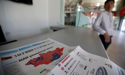 Управляващите в Монголия претърпяха тежко изборно поражение