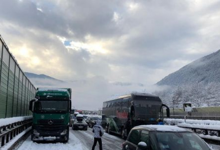 Снежен апокалипсис в Италия! 200 души бяха блокирани на магистрала (СНИМКИ)