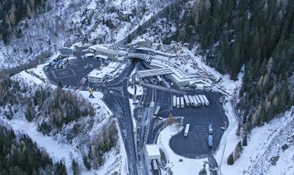 Опасност от лавини във Френските Алпи, хиляди са блокирани