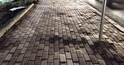 Вечер се вижда най-добре: Ето колко „хубави“ са новите тротоари в квартал „Аспарухово“ във Варна (снимки)