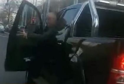 Нова агресия на пътя в Пловдив: Шофьор на черен пикап нарочно удари друга кола (ВИДЕО)