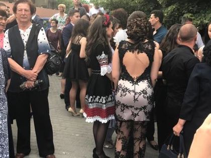 Абитуриентка с носия обра точките пред Новотела (СНИМКИ)