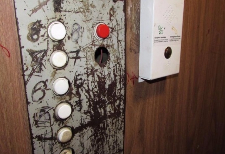 В Русе: Едномесечно бебе прекара 40 минути в асансьор заради повредено GSM устройство (СНИМКИ)