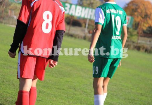 Грозни сцени в мач при юношите, фенове бият съдия