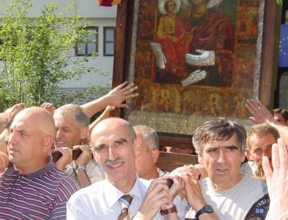 Вярващи се събират в Троянския манастир