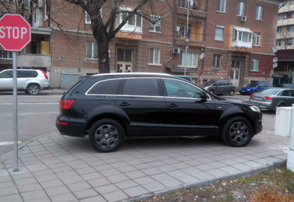 Така паркират тарикатите с тузарски коли в Хасково (СНИМКИ)
