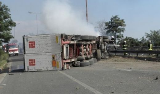 Ад на пътя! Турски тираджия заспа зад волана и се размаза в камион с масло
