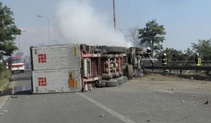 Ад на пътя! Турски тираджия заспа зад волана и се размаза в камион с масло