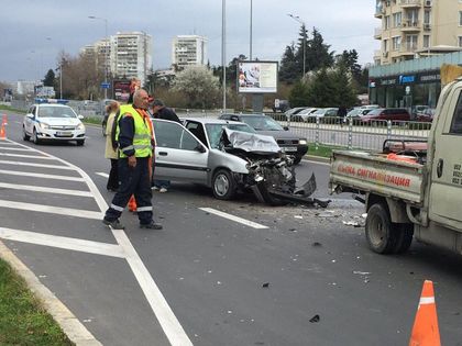 Дядо се загледа в цените с евтин бензин и потроши ситроена си