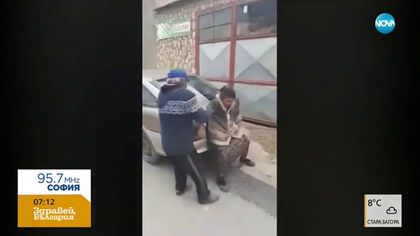 Жена брани с тяло колата си, полицай я снима