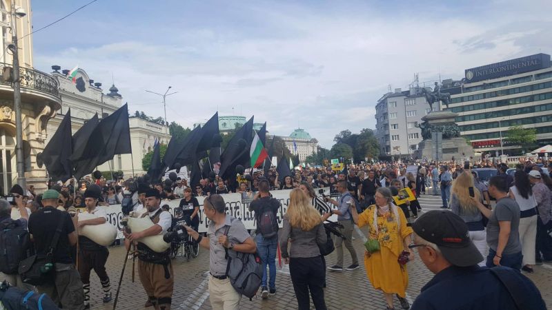 Майките на деца с увреждания блокираха движението пред Народното събрание