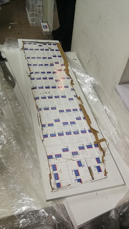 Митнически служители откриха близо 7000 кутии контрабандни цигари в дървени плоскости за мебели, пренасяни с автобус