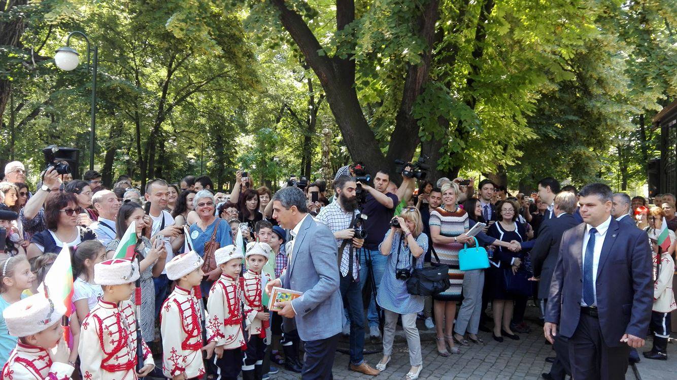 Президентът чете 