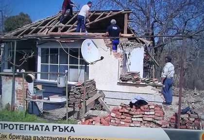 Цяла България ще запомни този строител, бригадата му и коледния им дар за самотна старица (СНИМКИ)