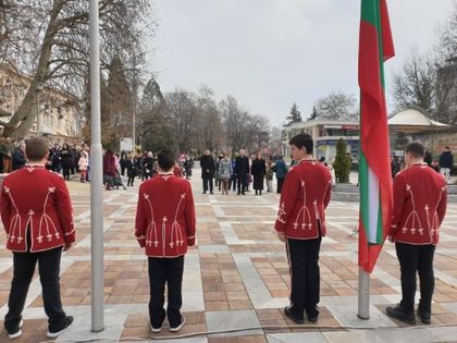 Пазарджик: С поднасяне на венци и цветя на паметниците на героите от национално-освободителни борби в Пещера бяха отбелязани 141 години от Освобождението на България