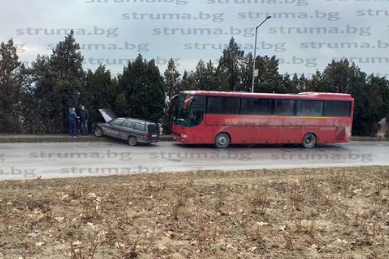 Катастрофа между лек автомобил и автобус при ЮЗУ, спешните екипи хвърчат