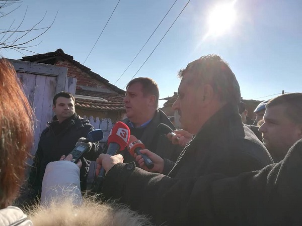 Министър Красимир Каракачанов: 15 са опасните постройки в гетото в с. Войводиново, още утре се надявам да бъдат съборени