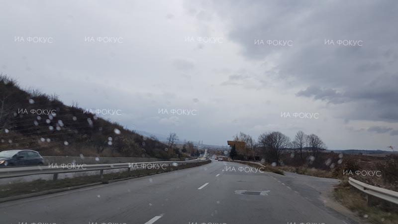 Плевен: Временно е ограничено движението по път I-3 Българене – Обнова поради наводнен пътен участък, водачите изчакват на място